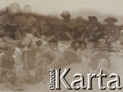 1920-1930, miejsce nieznane.
Ludzie na plaży. Dwa filmy nałożone na siebie.
Fot. NN, kolekcja rodziny Walińskich, zbiory Fundacji Ośrodka KARTA