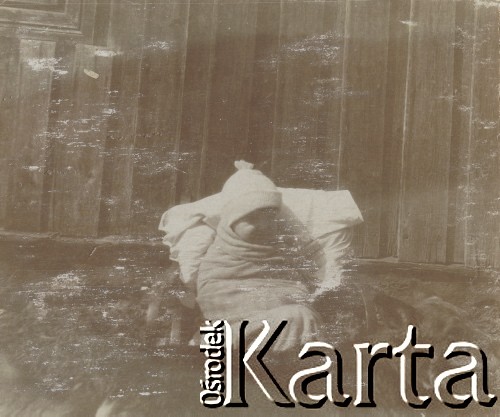 1920-1930, miejsce nieznane, Polska.
Dziecko. Siedzi w fotelu. na pierwszym planie pies.
Fot. NN, kolekcja rodziny Walińskich, zbiory Fundacji Ośrodka KARTA