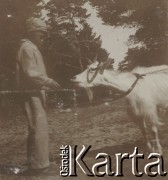1920-1930, miejsce nieznane.
Chłopiec wyciąga rękę do kozła.
Fot. NN, kolekcja rodziny Walińskich, zbiory Fundacji Ośrodka KARTA