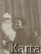 1920-1930, miejsce nieznane.
Meżczyzna trzyma dziecko na rękach. Z tyłu stoi drugie dziecko.
Fot. NN, kolekcja rodziny Walińskich, zbiory Fundacji Ośrodka KARTA