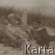 1920-1930, Gdańsk, Polska.
Czas wolny na plaży. Męzczyzna i dziecko.
Fot. NN, kolekcja rodziny Walińskich, zbiory Fundacji Ośrodka KARTA