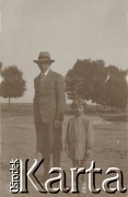 1920-1930, miejsce nieznane, Polska.
Mężczyzba z dziewczyną na spacerze.
Fot. NN, kolekcja rodziny Walińskich, zbiory Fundacji Ośrodka KARTA