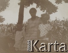 1920-1930, miejsce nieznane, Polska.
Kobieta z dziećmi. W tle pole kukurydzy i drzewa.
Fot. NN, kolekcja rodziny Walińskich, zbiory Fundacji Ośrodka KARTA