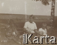 1920-1930, miejsce nieznane, Polska.
Kobieta z dziećmi. Siedzą na ziemi. Trzymają psy i kota.
Fot. NN, kolekcja rodziny Walińskich, zbiory Fundacji Ośrodka KARTA