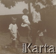 1920-1930, miejsce nieznane, Polska.
Kobieta z dziećmi na spacerze. Dziewczynka siedzi na ośle.
Fot. NN, kolekcja rodziny Walińskich, zbiory Fundacji Ośrodka KARTA