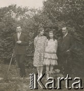 1920-1930, miejsce nieznane, Polska.
Portret grupowy przy krzewach.
Fot. NN, kolekcja rodziny Walińskich, zbiory Fundacji Ośrodka KARTA