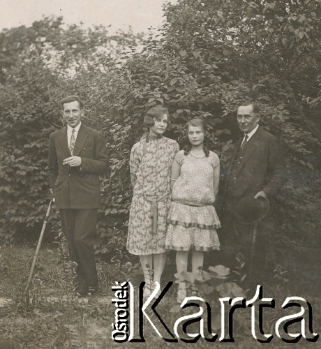 1920-1930, miejsce nieznane, Polska.
Portret grupowy przy krzewach.
Fot. NN, kolekcja rodziny Walińskich, zbiory Fundacji Ośrodka KARTA