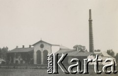 1920-1930, Sokola Góra, Polska.
Gorzelnia.
Fot. NN, kolekcja rodziny Walińskich, zbiory Fundacji Ośrodka KARTA