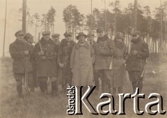 1920-1930, miejsce nieznane, Polska.
Polowanie. Portret grupowy mężczyzn.
Fot. NN, kolekcja rodziny Walińskich, zbiory Fundacji Ośrodka KARTA
