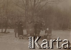 1920-1930, miejsce nieznane, Polska.
Obiad podczas polowania.
Fot. NN, kolekcja rodziny Walińskich, zbiory Fundacji Ośrodka KARTA