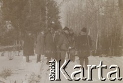 1920-1930, miejsce nieznane, Polska.
Zima. Polowaniee. Mężczyźni na drodze.
Fot. NN, kolekcja rodziny Walińskich, zbiory Fundacji Ośrodka KARTA