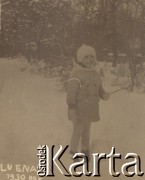 1930, miejsce nieznane.
Zima. Dziewczynka stoi na śniegu.
Fot. NN, kolekcja rodziny Walińskich, zbiory Fundacji Ośrodka KARTA