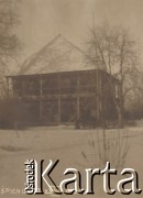 1930, miejsce nieznane.
Zima. Spichlerz z XVII wieku.
Fot. NN, kolekcja rodziny Walińskich, zbiory Fundacji Ośrodka KARTA