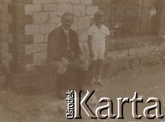 1930-1940, miejsce nieznane.
Mężczyzna, chłopie i pies.
Fot. NN, kolekcja rodziny Walińskich, zbiory Fundacji Ośrodka KARTA
