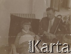 1930-1940, Sokola Góra, Polska.
Mężczyzna i dziewczynka. Siedzą na tarasie dworu. Dziewczynka prawdopodobnie chora.
Fot. NN, kolekcja rodziny Walińskich, zbiory Fundacji Ośrodka KARTA