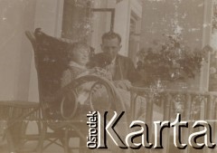 1930-1940, Sokola Góra, Polska.
Mężczyzna i dziewczynka. Siedzą na tarasie dworu. Dziewczynka prawdopodobnie chora.
Fot. NN, kolekcja rodziny Walińskich, zbiory Fundacji Ośrodka KARTA