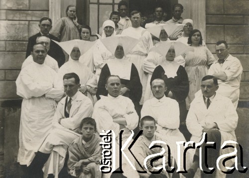 1930-1940, miejsce nieznane, Polska.
Pielęgniarki, zakonnice, pacjenci, lekarze. Stoją na schodach wejściowych do szpitala.
Fot. NN, kolekcja rodziny Walińskich, zbiory Fundacji Ośrodka KARTA