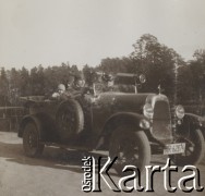 1930-1940, miejsce nieznane, Polska.
Samochód. W środku siedzą cztery osoby.
Fot. NN, kolekcja rodziny Walińskich, zbiory Fundacji Ośrodka KARTA