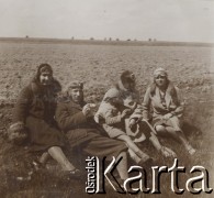 1930-1940, miejsce nieznane, Polska.
Przerwa w trasie. Pięć osób leży na miedzy.
Fot. NN, kolekcja rodziny Walińskich, zbiory Fundacji Ośrodka KARTA