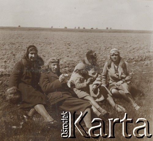 1930-1940, miejsce nieznane, Polska.
Przerwa w trasie. Pięć osób leży na miedzy.
Fot. NN, kolekcja rodziny Walińskich, zbiory Fundacji Ośrodka KARTA