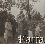 1930-1940, miejsce nieznane, Polska.
Portret grupowy. W tle drzewa.
Fot. NN, kolekcja rodziny Walińskich, zbiory Fundacji Ośrodka KARTA