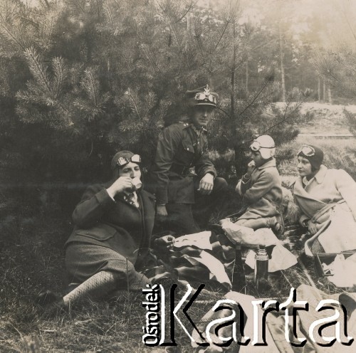 1930-1940, miejsce nieznane, Polska.
Przerwa w trasie. Piknik.
Fot. NN, kolekcja rodziny Walińskich, zbiory Fundacji Ośrodka KARTA