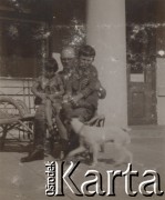 1930-1940, Kalisz, Polska.
Mężczyzna z dziećmi i psem. Siedzą na tarasie.
Fot. NN, kolekcja rodziny Walińskich, zbiory Fundacji Ośrodka KARTA