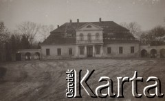 1930-1940, Żelazków, Polska.
Dwór.
Fot. NN, kolekcja rodziny Walińskich, zbiory Fundacji Ośrodka KARTA