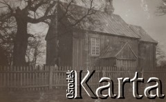 1930-1940, miejsce nieznane.
Drewniany kościół.
Fot. NN, kolekcja rodziny Walińskich, zbiory Fundacji Ośrodka KARTA