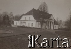 1930-1940, Jarantów, Polska.
Dwór.
Fot. NN, kolekcja rodziny Walińskich, zbiory Fundacji Ośrodka KARTA