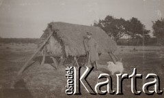 1930-1940, Jarantów, Polska.
Mężczyzna z psem. Stoją obok paśnika.
Fot. NN, kolekcja rodziny Walińskich, zbiory Fundacji Ośrodka KARTA