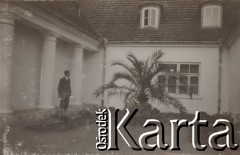 1930-1940, Jarantów, Polska.
Mężczyzna. Stoi na dziedzińcu przed dworem.
Fot. NN, kolekcja rodziny Walińskich, zbiory Fundacji Ośrodka KARTA