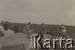 1930-1940, miejsce nieznane, Polska.
Spotkanie przy zaporze.
Fot. NN, kolekcja rodziny Walińskich, zbiory Fundacji Ośrodka KARTA