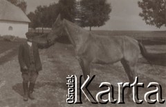 1930-1940, miejsce nieznane, Polska.
Mężczyzna z koniem.
Fot. NN, kolekcja rodziny Walińskich, zbiory Fundacji Ośrodka KARTA