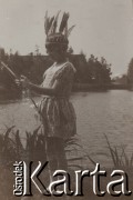 1930-1940, miejsce nieznane, Polska.
Dziewczynka. Stoi nad stawem.
Fot. NN, kolekcja rodziny Walińskich, zbiory Fundacji Ośrodka KARTA