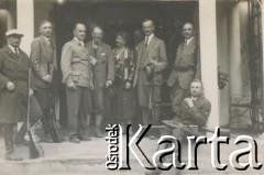 1930-1940, miejsce nieznane, Polska.
Przed polowaniem. Grupa osób przed wejściem do budynku.
Fot. NN, kolekcja rodziny Walińskich, zbiory Fundacji Ośrodka KARTA