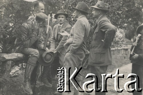 1930-1940, miejsce nieznane, Polska.
Przerwa w polowaniu.
Fot. NN, kolekcja rodziny Walińskich, zbiory Fundacji Ośrodka KARTA
