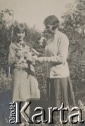 1930-1940, miejsce nieznane, Polska.
Kobiety w ogrodzie. Jedna trzyma kota.
Fot. NN, kolekcja rodziny Walińskich, zbiory Fundacji Ośrodka KARTA