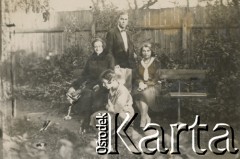 1930-1940, miejsce nieznane, Polska.
Portret grupowy w ogrodzie.
Fot. NN, kolekcja rodziny Walińskich, zbiory Fundacji Ośrodka KARTA
