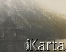 1930-1940, Tatry, Polska.
Schronisko Twoarzystwa Tatrzańskiego. W tle góry.
Fot. NN, kolekcja rodziny Walińskich, zbiory Fundacji Ośrodka KARTA