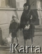 1930-1940, Polska.
Kobieta z dziewczynką i psem na spcaerze.
Fot. NN, kolekcja rodziny Walińskich, zbiory Fundacji Ośrodka KARTA