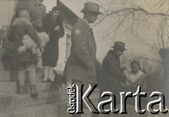 1930-1940, Sokola Góra, Polska.
Przed odjazdem z dworu.
Fot. NN, kolekcja rodziny Walińskich, zbiory Fundacji Ośrodka KARTA
