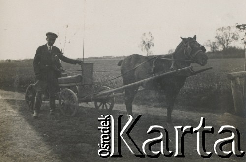 1930-1940, miejsce nieznane, Polska.
Powóz konny. W środku siedzi jedna osoba. Obok stoi mężczyzna.
Fot. NN, kolekcja rodziny Walińskich, zbiory Fundacji Ośrodka KARTA