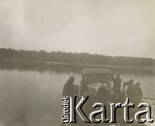 1930-1940, miejsce nieznane, Polska.
Ludzie z samochodem na promie.
Fot. NN, kolekcja rodziny Walińskich, zbiory Fundacji Ośrodka KARTA