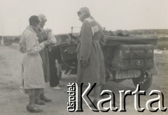 1930-1940, miejsce nieznane, Polska.
Przerwa w trasie. Posiłek.
Fot. NN, kolekcja rodziny Walińskich, zbiory Fundacji Ośrodka KARTA