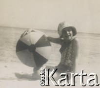1930-1940, miejsce nieznane, Polska.
Plaża. Dziewczynka z piłką.
Fot. NN, kolekcja rodziny Walińskich, zbiory Fundacji Ośrodka KARTA