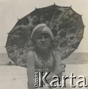 1930-1940, miejsce nieznane, Polska.
Dziewczynka z parasolem na plaży.
Fot. NN, kolekcja rodziny Walińskich, zbiory Fundacji Ośrodka KARTA