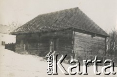 1930-1940, miejsce nieznane, Polska.
Drewniana chata.
Fot. NN, kolekcja rodziny Walińskich, zbiory Fundacji Ośrodka KARTA