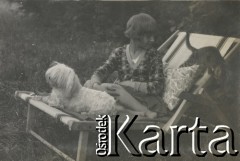 1930-1940, miejsce nieznane, Polska.
Dziewczynka z kotami.
Fot. NN, kolekcja rodziny Walińskich, zbiory Fundacji Ośrodka KARTA