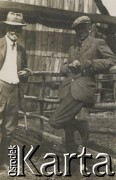 1930-1940, miejsce nieznane, Polska.
Mężczyźni przy zagrodzie. N/z Czesław Waliński (1L).
Fot. NN, kolekcja rodziny Walińskich, zbiory Fundacji Ośrodka KARTA